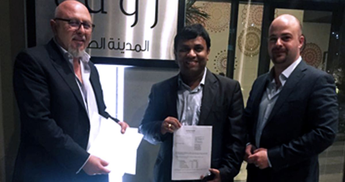 Eng. Zahi Anabtawi and partners signing the Oman distribution memorandum